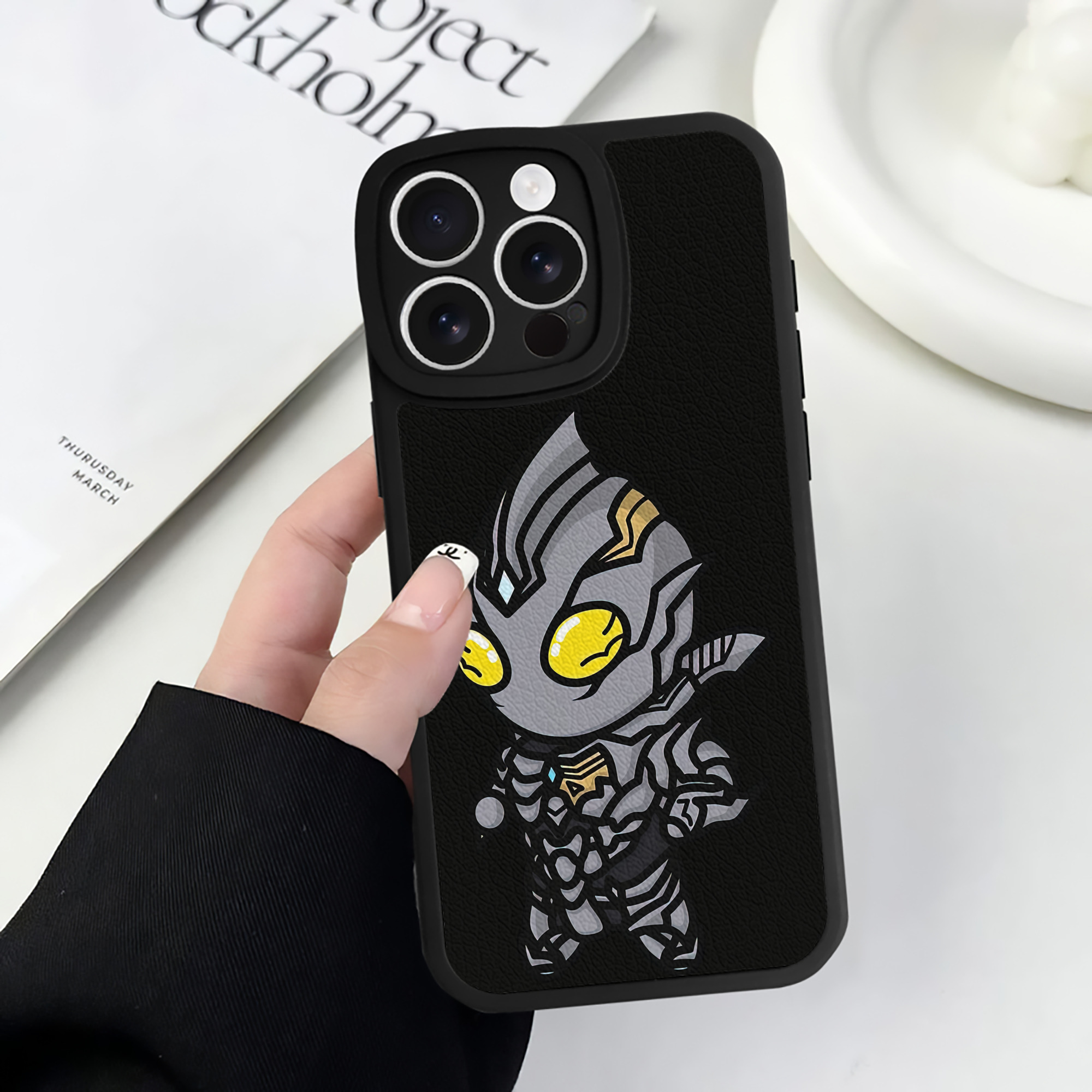 （画像用） ウルトラマン Ultraman 【iPhone 16シリーズ対応】シリコンスマホケース（レザー調） 材質：シリコン